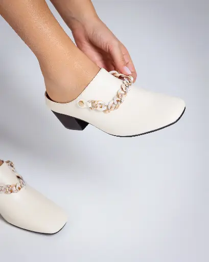 SHELL CHAIN HEEL